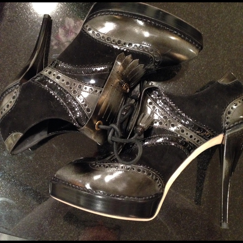 Gucci Black Patent Leather Kiltie Lace-Up Heels - Picture 3 of 4